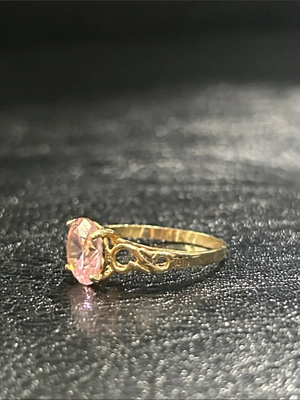 Vintage Gold Ring with Pink Oval Stone and Decorative Shoulders